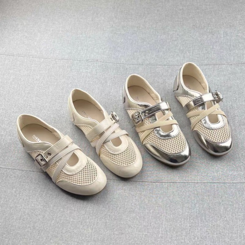 Women Shoes Store - أحذية رياضية جديدة بتصميم منسوج مجوف