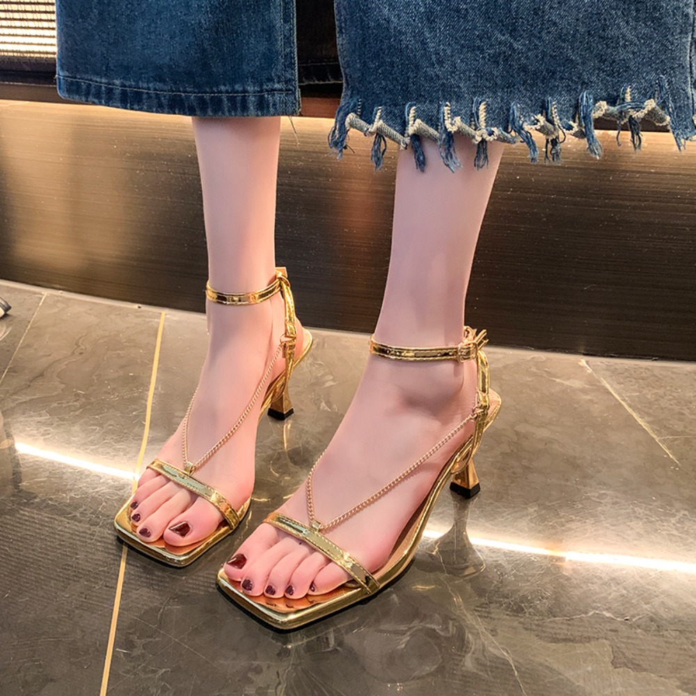 Gold Chain Sandal - صنادل نسائية بكعب عالٍ مزينة بسلسلة
