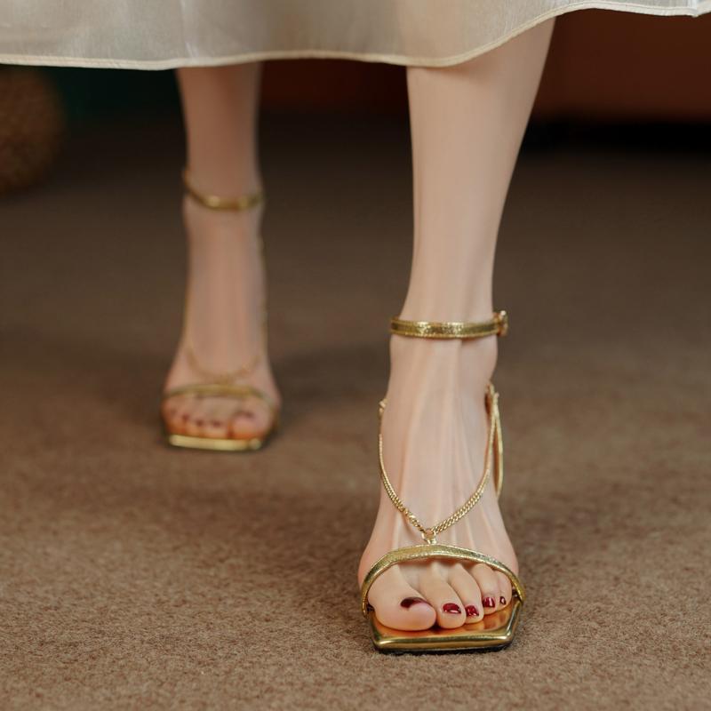 صنادل عصرية للنساء ، خنجر مفتو - مراجعة Gold Chain Sandal وسعره