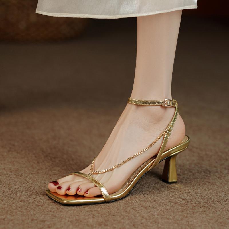صنادل عصرية للنساء ، خنجر مفتو - مراجعة Gold Chain Sandal وسعره