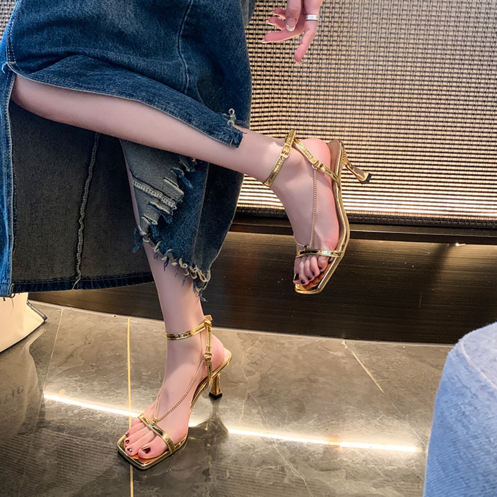 صنادل نسائية بكعب عالٍ مزينة ب - مراجعة Gold Chain Sandal وسعره